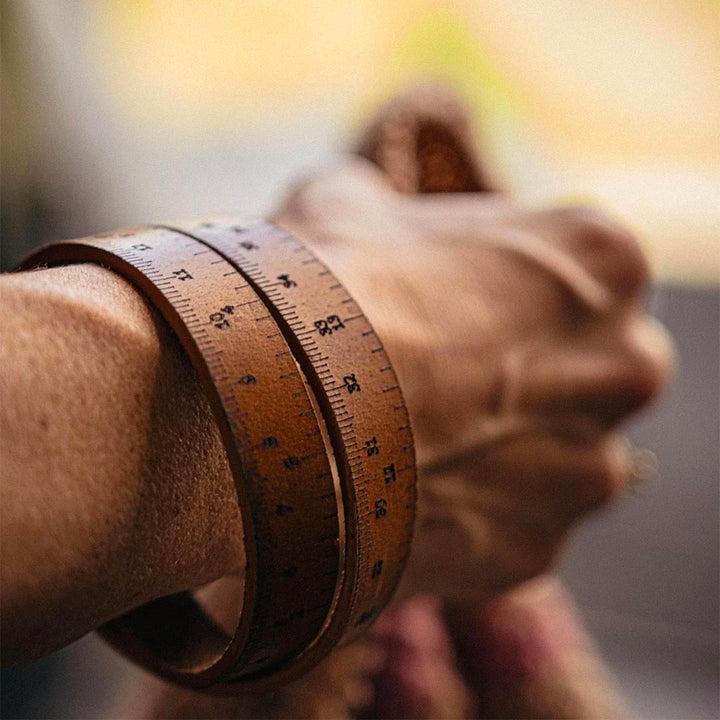 Fibi - Règle en cuir pour poignet