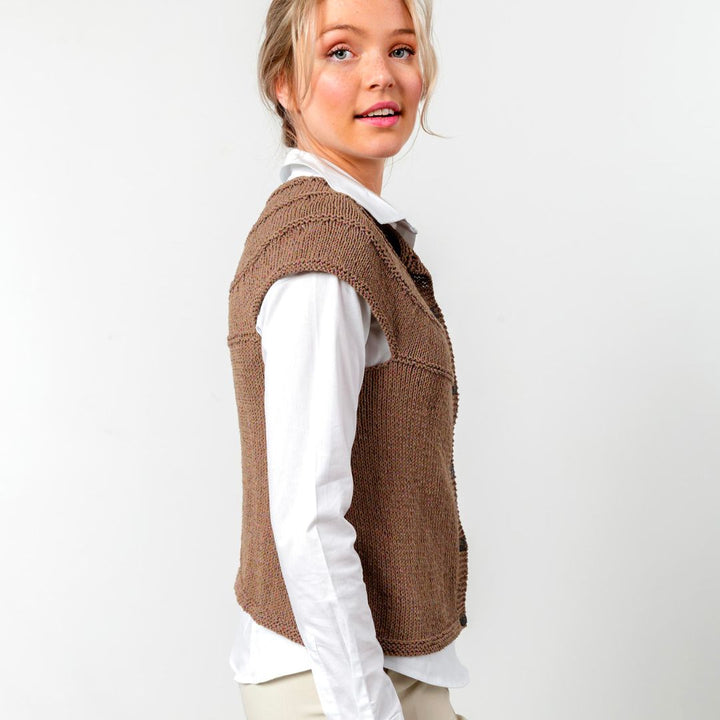 M2872 - Sleeveless vest with Irène yoke 