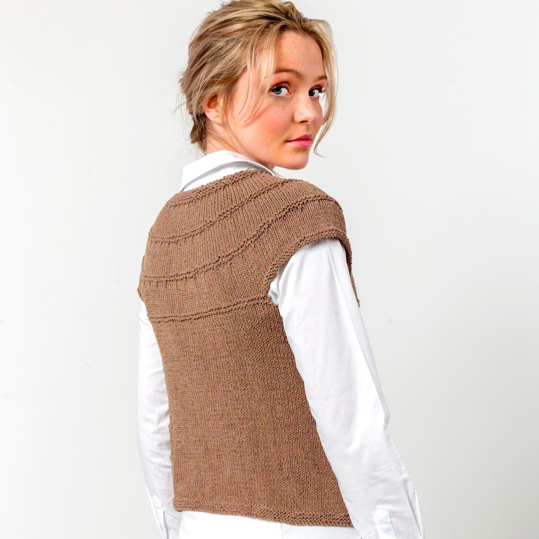 M2872 - Sleeveless vest with Irène yoke 