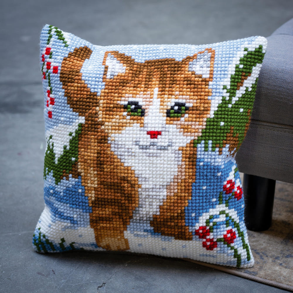 Cat in the snow cross stitch cushion kit 40 x 40 cm - 31248