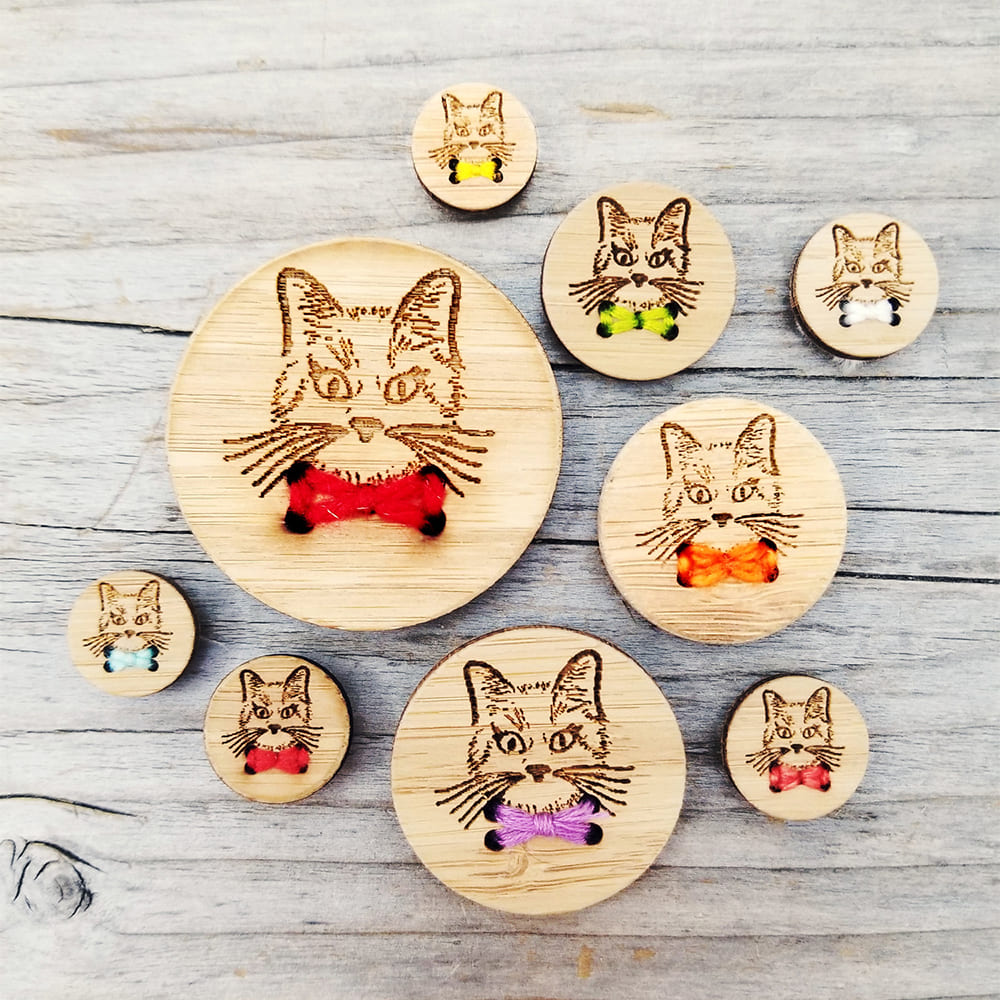 Bouton Chat en bois pour broder