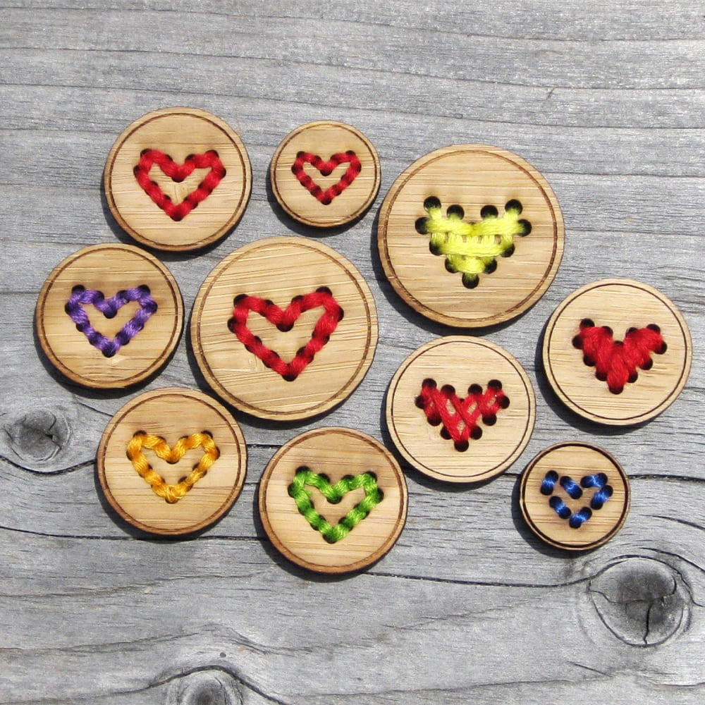 Carte de 4 boutons Coeur en bois à broder