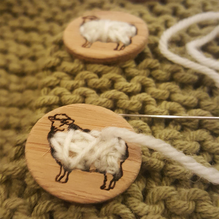 Bouton Mouton en bois à broder