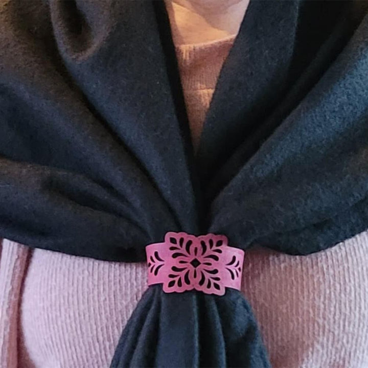 Attache pour châle ou foulard réversible